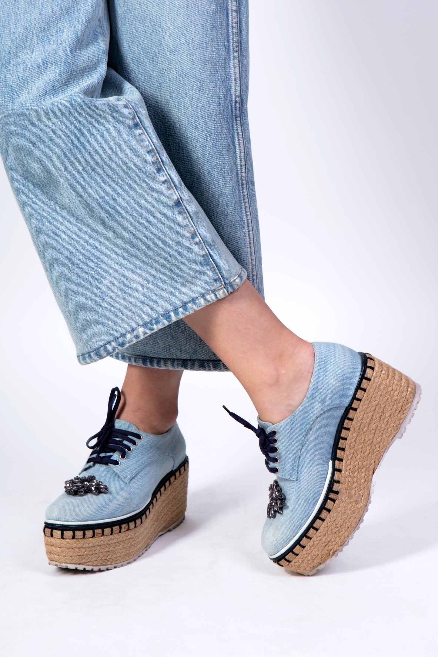 Zapatillas de denim con plataforma y cristales Jazmín Chebar Talla 38